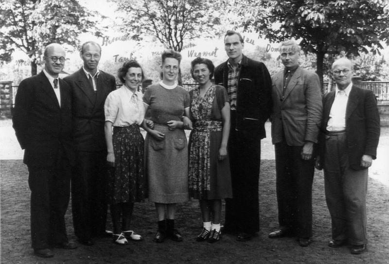 Lehrerkollegium 1950 - auf dem Schulhof in Altlandsberg-Sd
